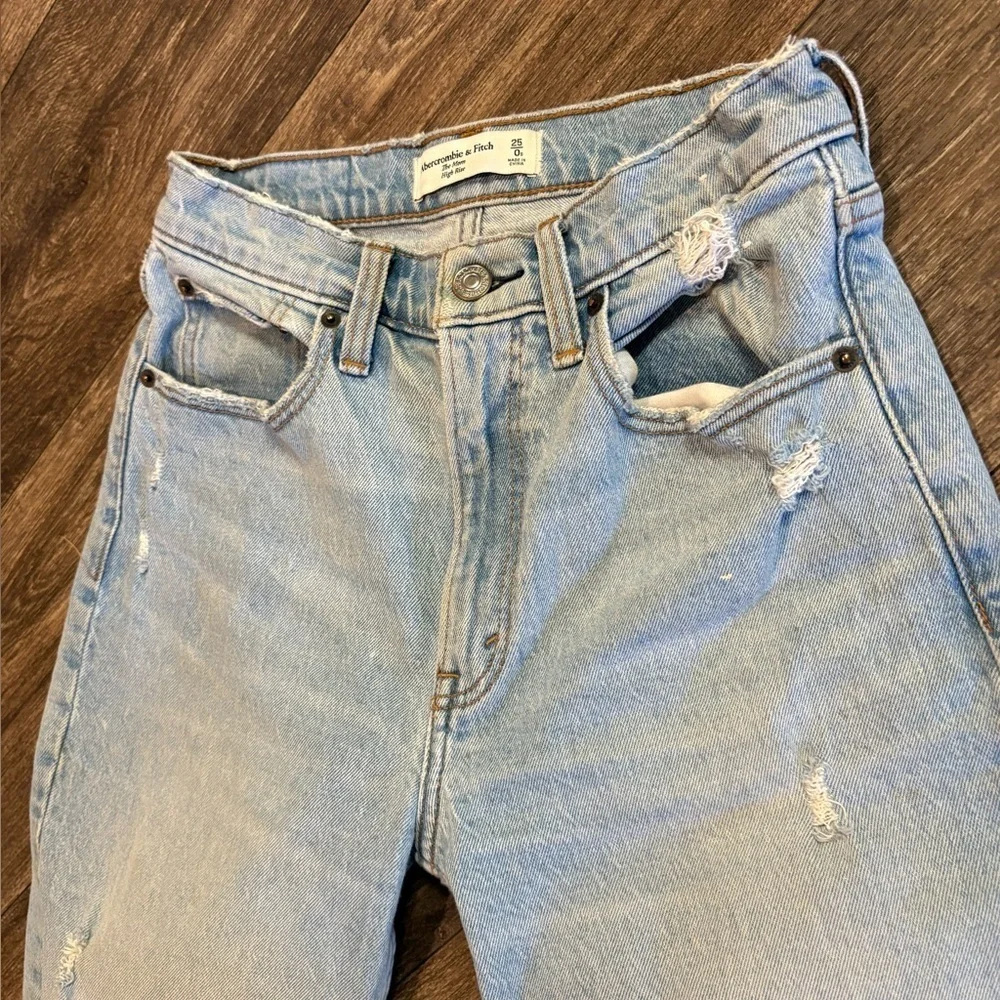 Abercrombie & Fitch The Mom High Rise 25 / 0 Short Light Wash Distressed